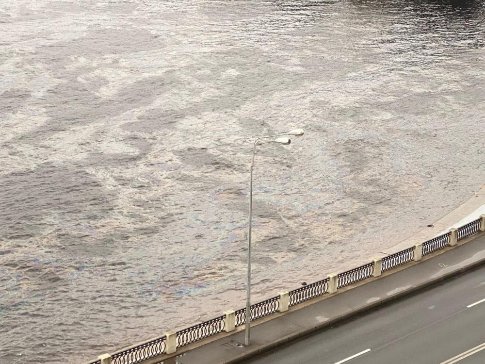 Экологи ликвидировали нефтяное пятно на Неве