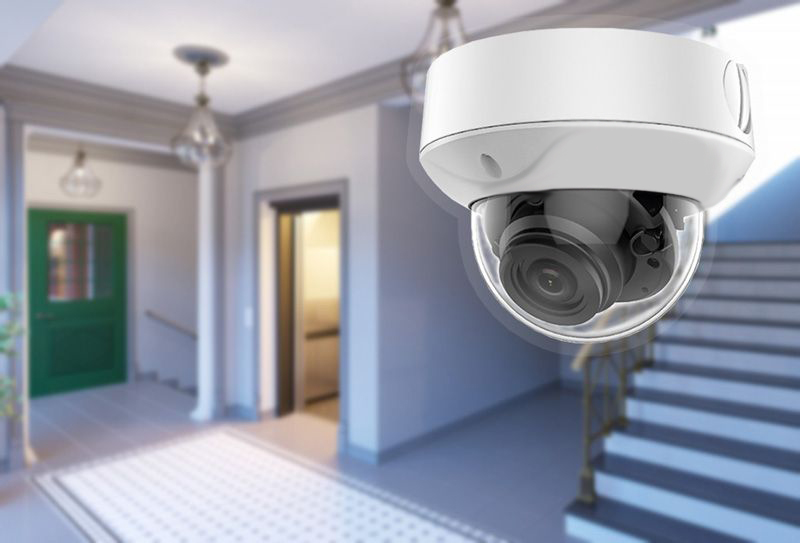 Только с согласия соседей: Кассационный суд разъяснил, когда можно вешать видеокамеру в общем коридоре дома