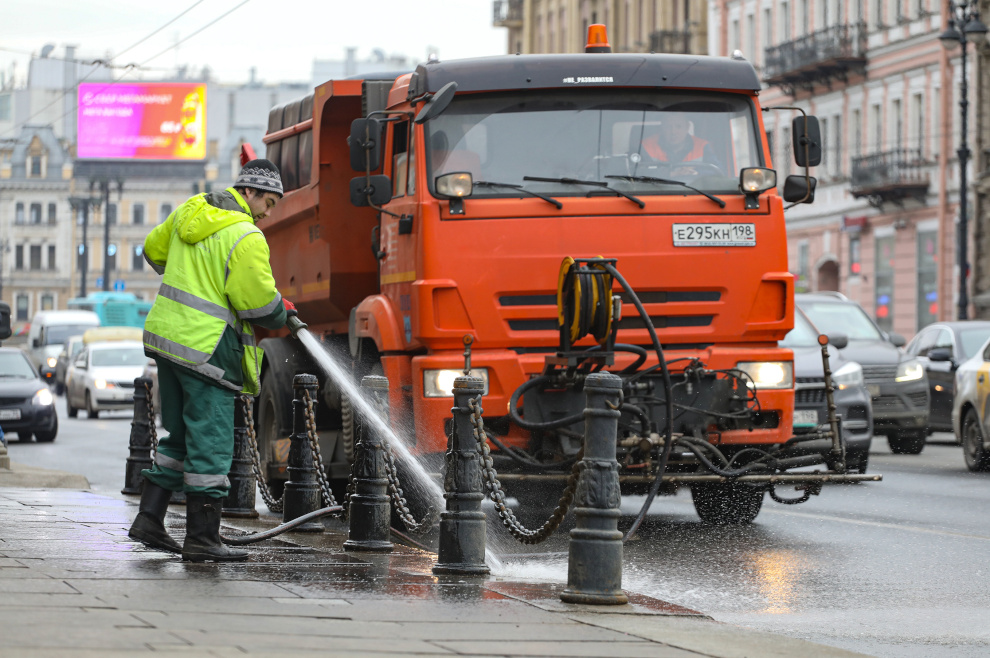 В Петербурге началась весенняя мойка улиц и тротуаров