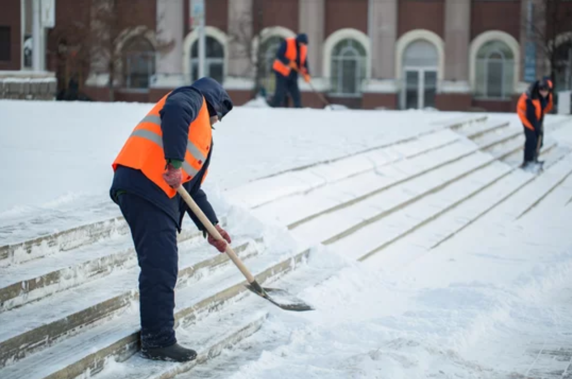 Места для отдыха и еды: власти Петербурга меняют условия труда для дворников