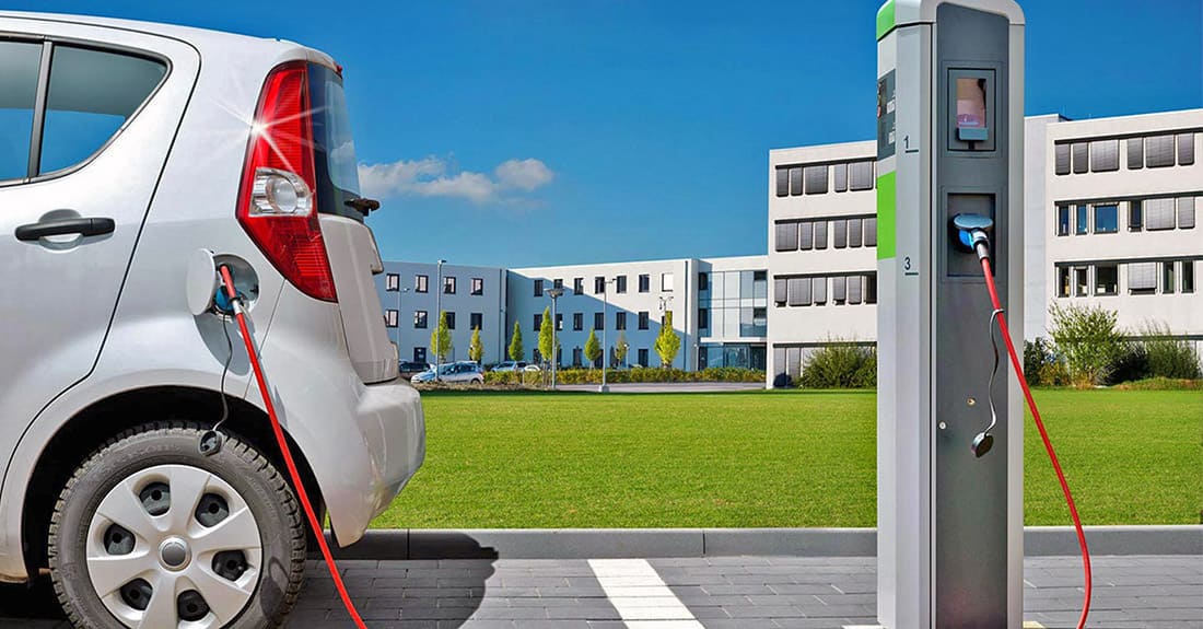 УК обяжут ставить зарядки для электромобилей во дворах без согласия жильцов