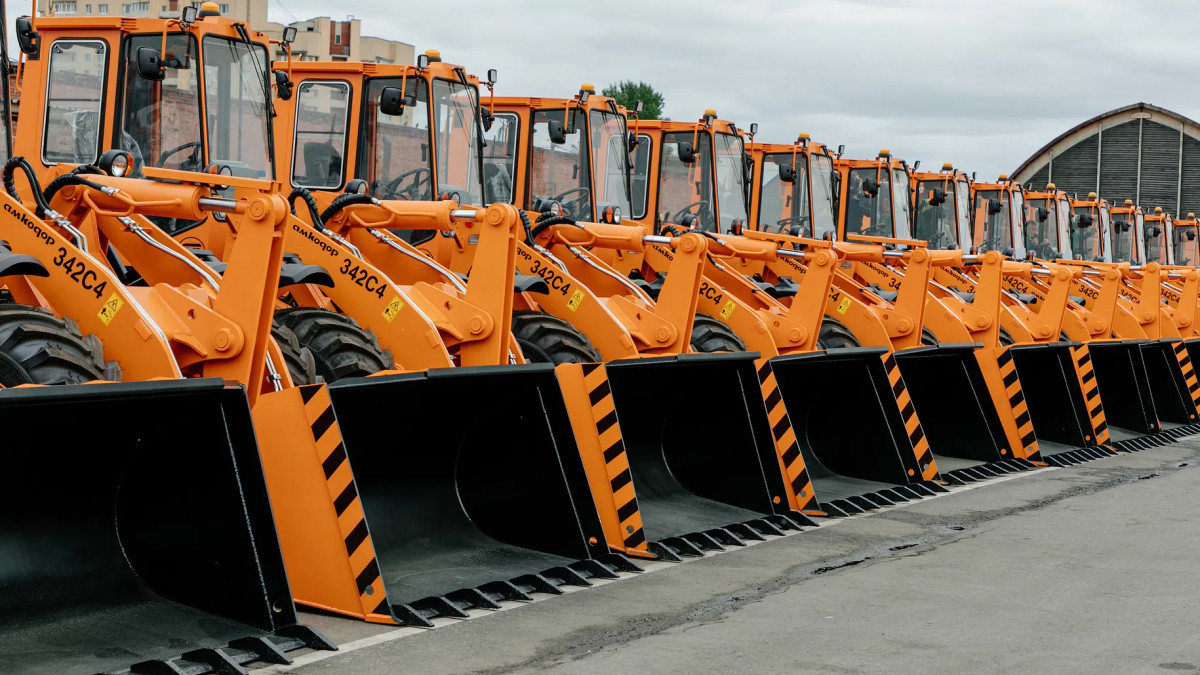 В Петербург для зимней уборки поставят технику российского и белорусского производства