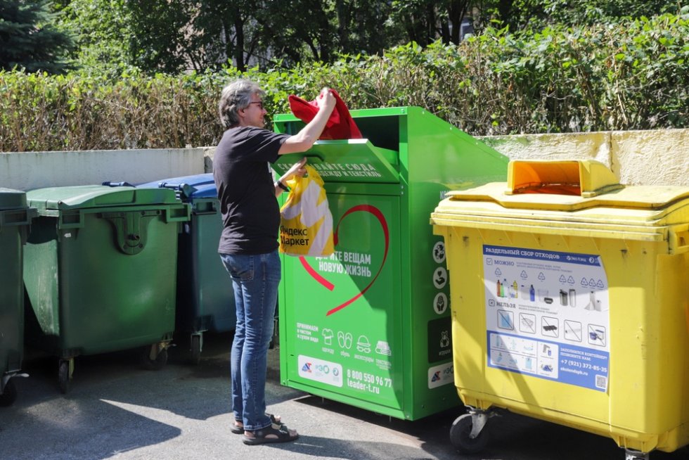 В Петербурге начали массовую установку контейнеров для сбора старого текстиля 
